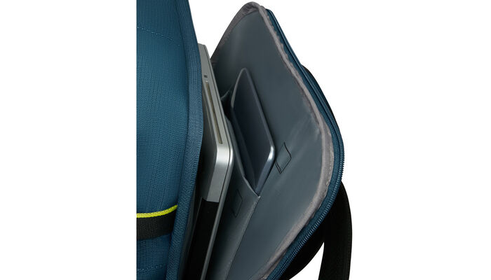 Laptop compartment 15.6"