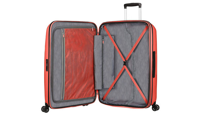 Interior organisation with extra zipped apron pocket 
