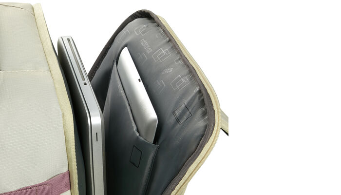 Laptop compartment 15.6"